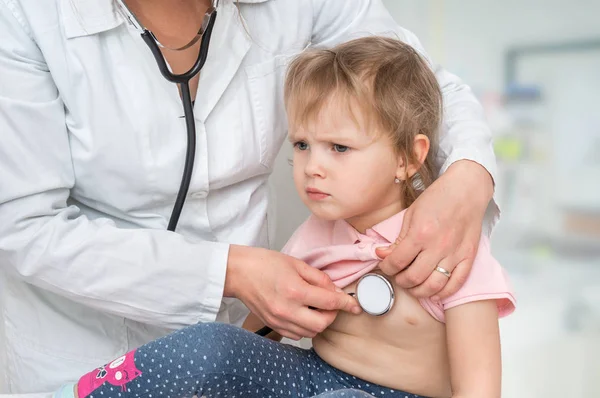 Kinderarts Arts Behandeling Van Een Klein Meisje Door Stethoscoop Gezondheidszorg — Stockfoto