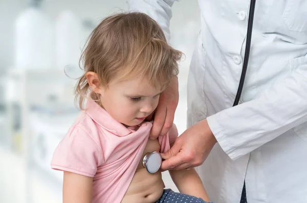 Médecin Pédiatre Examinant Une Petite Fille Par Stéthoscope Concept Soins — Photo