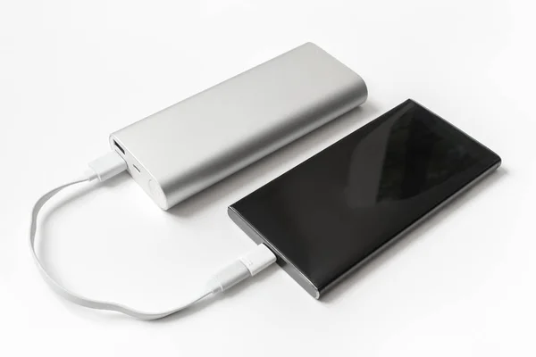 Laddar Smartphone Från Powerbank Usb Kabel — Stockfoto