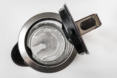 Alt kısmındaki su ısıtıcısı - sert su ve kalsiyum kavramı kireç