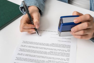 Office belgelerinde damga koyarak - sözleşme kavramı imzalama iş kadını