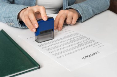 Office belgelerinde damga koyarak - sözleşme kavramı imzalama iş kadını