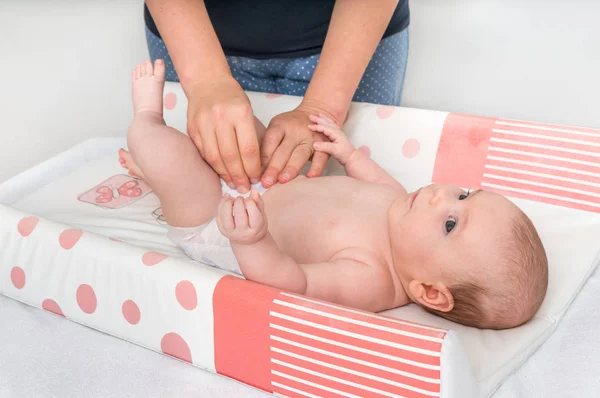 Moeder Aan Het Veranderen Luier Aan Haar Kleine Baby Kind — Stockfoto