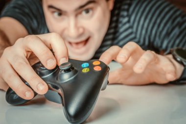 Video oyunları oynarken duygusal bağımlısı adam