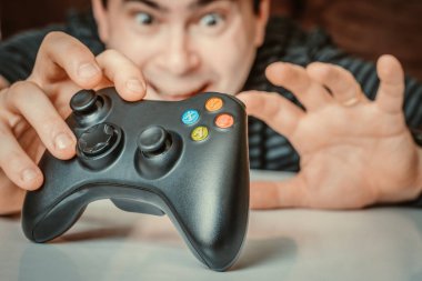 Video oyunları oynarken duygusal bağımlısı adam