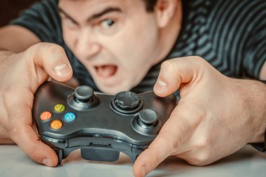 Video oyunları oynarken duygusal bağımlısı adam