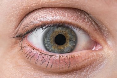 Kadının açık göz ayrıntılı bir görünümünü