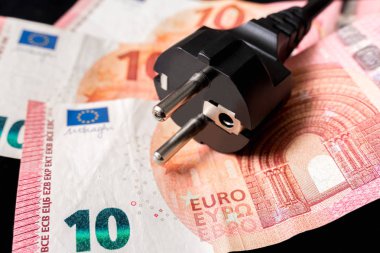 Elektrik güç Tak ve arka plan üzerinde Avrupa para