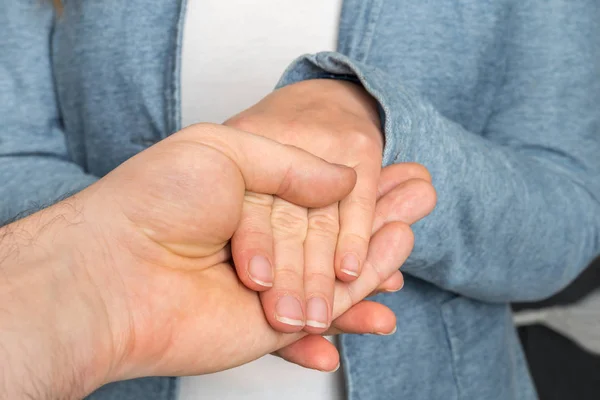 Händer vidrör varandra - tillsammans, hjälper, sympati koncept — Stockfoto