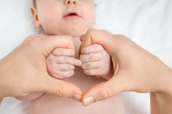 Νεογέννητο μωρό εκμετάλλευση μητέρα χέρια σε σχήμα καρδιάς — Φωτογραφία Αρχείου