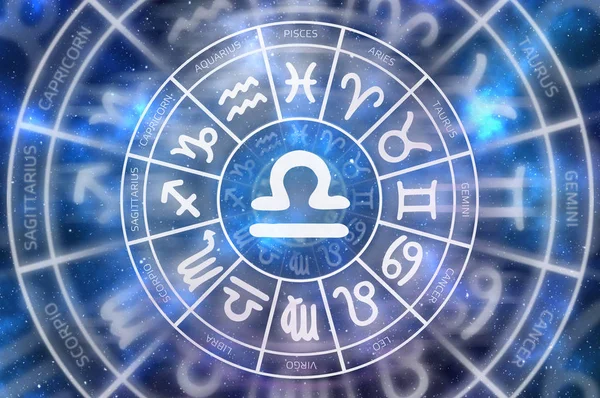 Символ Зодиака Весы внутри круга гороскопов — стоковое фото