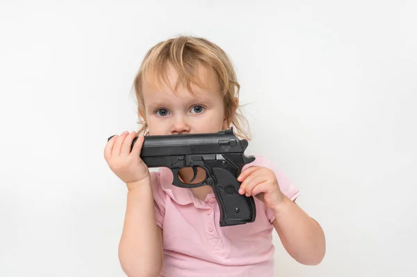Barn spelar med föräldrar pistol - säkerhetsföreskrifter — Stockfoto