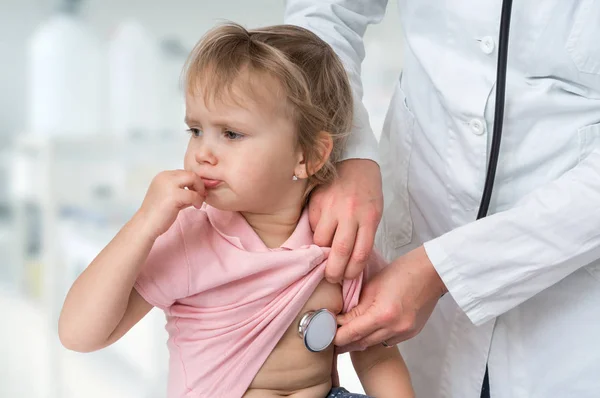 Médecin pédiatre examinant une petite fille par stéthoscope — Photo