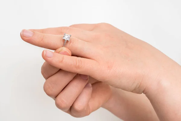 Mujer quitarse el anillo de bodas Fotos de stock libres de derechos