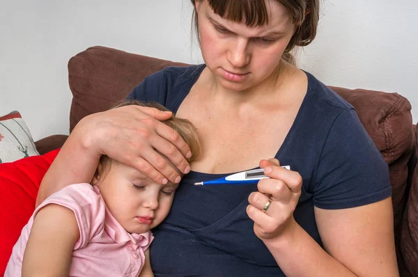 Kind met koorts en bezorgd moeder met thermometer — Stockfoto