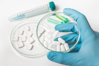 Laboratuvar kabında hap