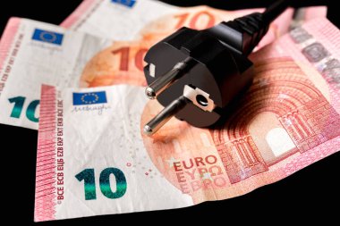 Elektrik güç Tak ve arka plan üzerinde Avrupa para