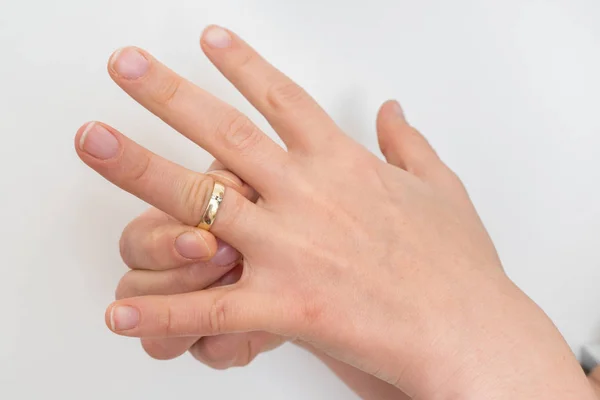 Woman cannot take off stuck wedding ring — Stock Photo, Image