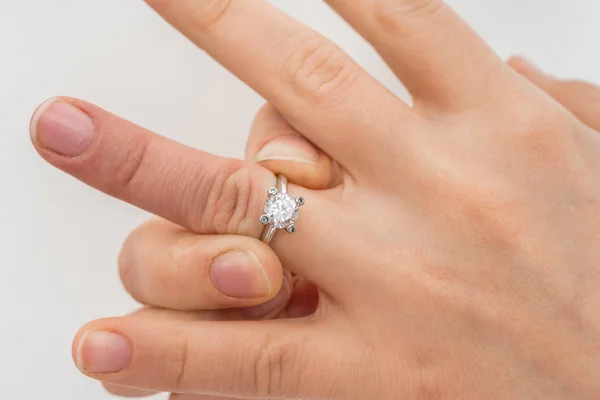 Woman cannot take off stuck wedding ring — Stock Photo, Image