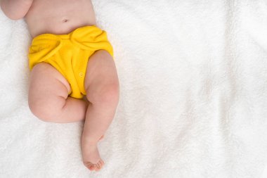 Yeni doğan bebek bezi beyaz battaniye var yalan