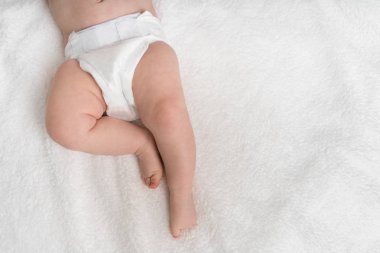 Yeni doğan bebek bezi beyaz battaniye var yalan