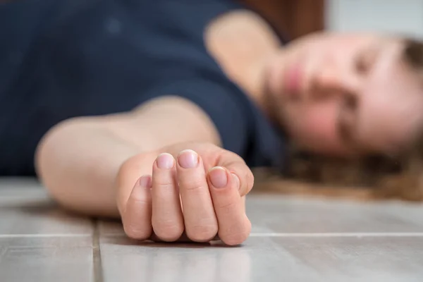 Tote Frau liegt auf dem weißen Boden — Stockfoto