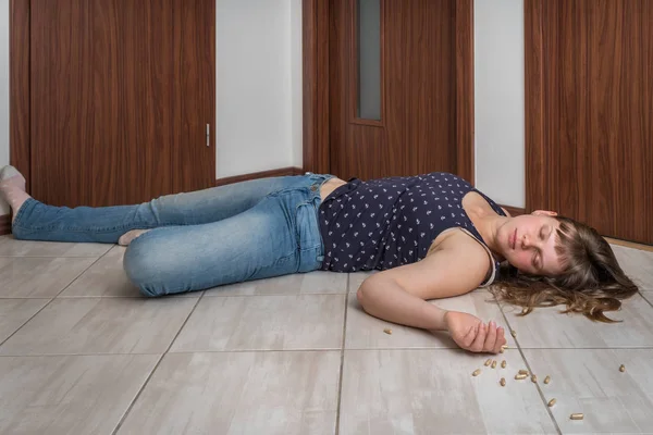 Depressive Frau mit Tabletten auf dem Boden liegend — Stockfoto