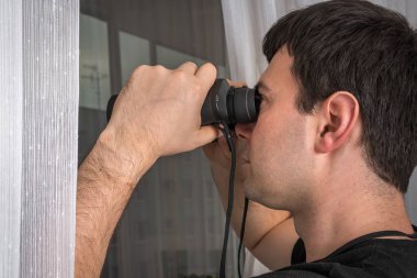 Adam onun komşuları ile dürbün casusluk yapıyor