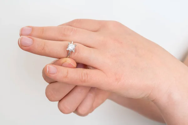 Mujer quitarse el anillo de bodas —  Fotos de Stock