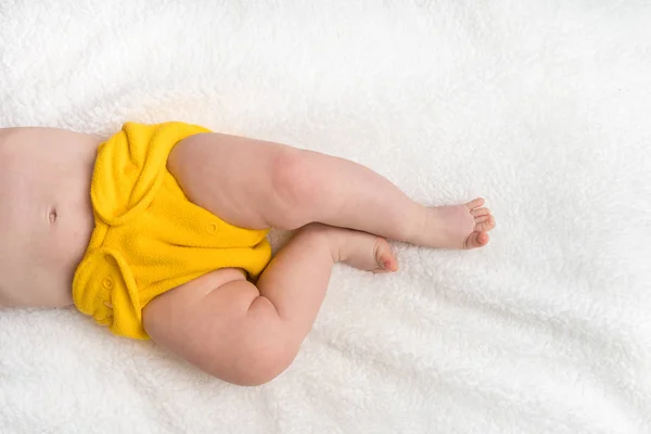躺在白色毯子上的尿布上的新生儿 — 图库照片