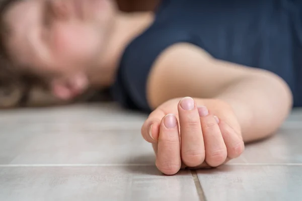Donna morta sdraiata sul pavimento bianco — Foto Stock