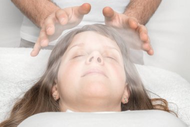 Kadın reiki tedavi şifa geçiriyor