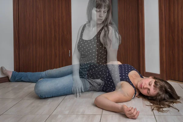 Lélek elhagyja a testet a nő halála után — Stock Fotó