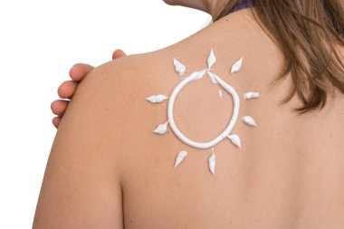 Güneş şeklinde omzunda güneş losyonu olan kadın