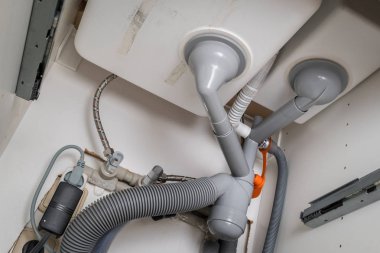 Mutfakta lavabonun altında tıkanmış sifon