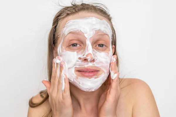 Mujer con máscara de crema blanca natural en la cara — Foto de Stock