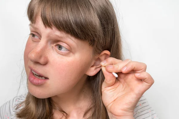 Mujer limpia sus orejas sucias con hisopo de algodón — Foto de Stock