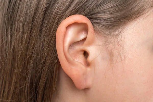 Uzavření lidské hlavy se samičí ucho — Stock fotografie