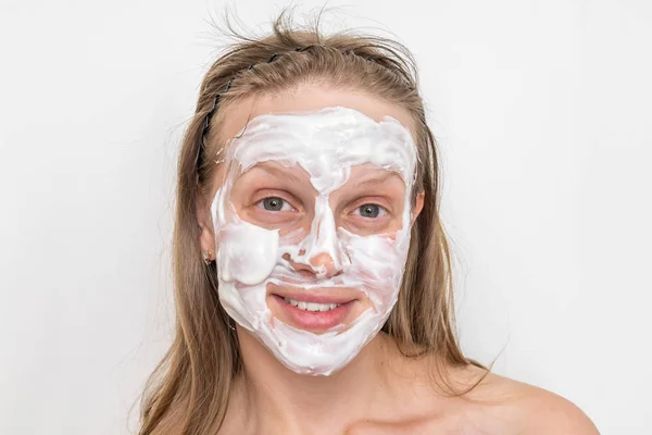 Mujer con máscara de crema blanca natural en la cara — Foto de Stock