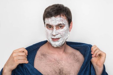 Yüzünde doğal beyaz krem maskesi ile Komik adam