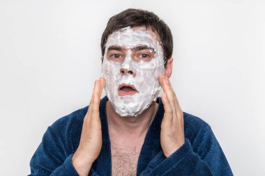 Yüzünde doğal beyaz krem maskesi ile Komik adam