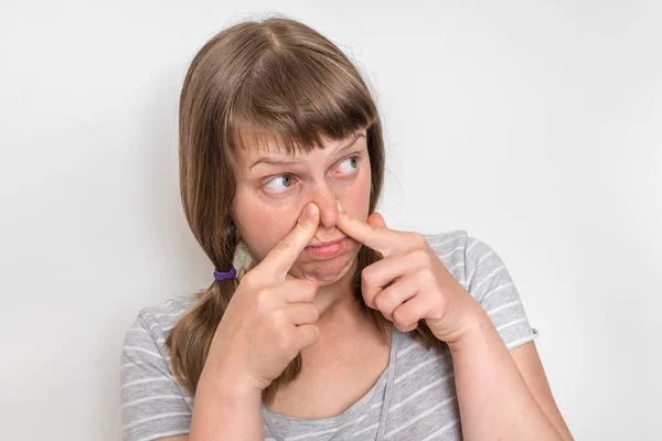 Junge Frau hält sich die Nase zu - übelriechendes Konzept — Stockfoto