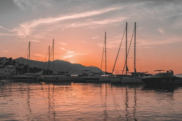 Puesta de sol en Baska Voda ciudad con el mar Adriático y barcos, Croacia — Foto de Stock