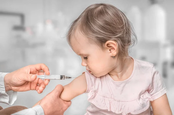 Kinderarts is het injecteren van vaccin aan de schouder van de baby — Stockfoto