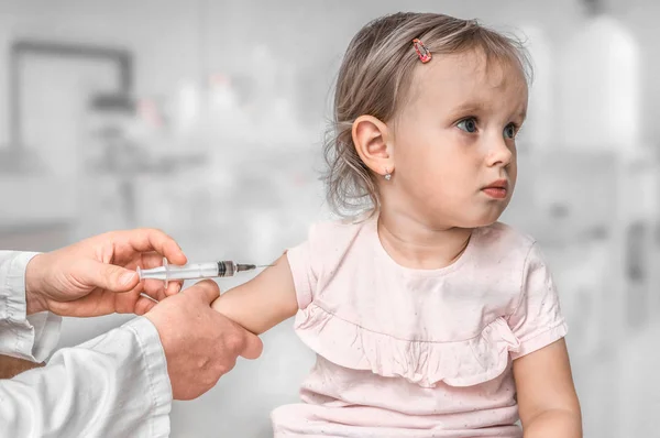 Kinderarts is het injecteren van vaccin aan de schouder van de baby — Stockfoto