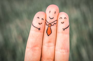 Partiden sonra mutlu üç parmak