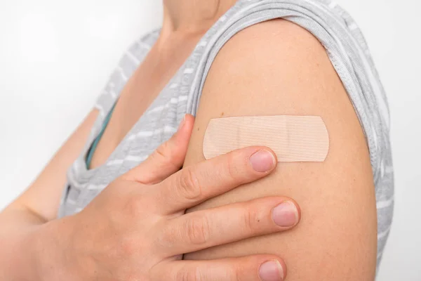 Mulher com bandagem adesiva no ombro — Fotografia de Stock