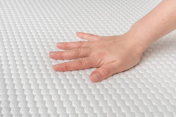 Kadın iyi uyumak için yeni bir şilte seçiyor.