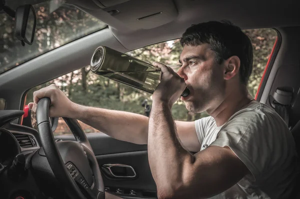 Ittas vezető, üveg sör vezetés egy autó — Stock Fotó