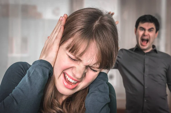 Pareja discutiendo, hombre enojado gritando a su esposa en casa — Foto de Stock